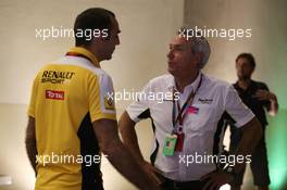 (L to R): Cyril Abiteboul (FRA) Renault Sport F1 Managing Director with Jean-Paul Driot (FRA) DAMS Boss. 27.11.2015. Formula 1 World Championship, Rd 19, Abu Dhabi Grand Prix, Yas Marina Circuit, Abu Dhabi, Practice Day.