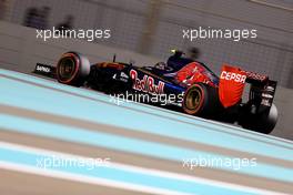 Carlos Sainz (ESP), Scuderia Toro Rosso  27.11.2015. Formula 1 World Championship, Rd 19, Abu Dhabi Grand Prix, Yas Marina Circuit, Abu Dhabi, Practice Day.