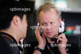 (L to R): Jun Matsuzaki (JPN) Sahara Force India F1 Team Senior Tyre Engineer with Andrew Green (GBR) Sahara Force India F1 Team Technical Director. 27.11.2015. Formula 1 World Championship, Rd 19, Abu Dhabi Grand Prix, Yas Marina Circuit, Abu Dhabi, Practice Day.