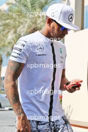 Lewis Hamilton (GBR) Mercedes AMG F1. 27.11.2015. Formula 1 World Championship, Rd 19, Abu Dhabi Grand Prix, Yas Marina Circuit, Abu Dhabi, Practice Day.