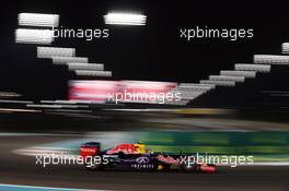 Daniil Kvyat (RUS) Red Bull Racing RB11. 27.11.2015. Formula 1 World Championship, Rd 19, Abu Dhabi Grand Prix, Yas Marina Circuit, Abu Dhabi, Practice Day.