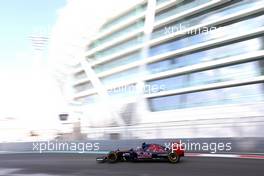 Carlos Sainz (ESP), Scuderia Toro Rosso  27.11.2015. Formula 1 World Championship, Rd 19, Abu Dhabi Grand Prix, Yas Marina Circuit, Abu Dhabi, Practice Day.