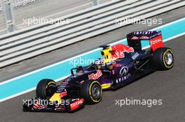 Daniel Ricciardo (AUS) Red Bull Racing RB11. 27.11.2015. Formula 1 World Championship, Rd 19, Abu Dhabi Grand Prix, Yas Marina Circuit, Abu Dhabi, Practice Day.