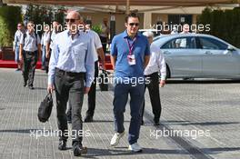 (L to R): Donald Mackenzie (GBR) CVC Capital Partners Managing Partner, Co Head of Global Investments with Tom Hartley. 27.11.2015. Formula 1 World Championship, Rd 19, Abu Dhabi Grand Prix, Yas Marina Circuit, Abu Dhabi, Practice Day.