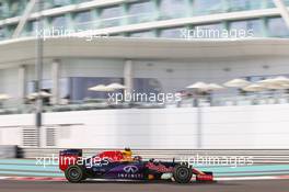 Daniil Kvyat (RUS) Red Bull Racing RB11. 27.11.2015. Formula 1 World Championship, Rd 19, Abu Dhabi Grand Prix, Yas Marina Circuit, Abu Dhabi, Practice Day.