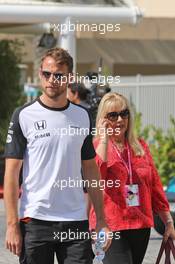 Jenson Button (GBR) McLaren with his mother Simone. 27.11.2015. Formula 1 World Championship, Rd 19, Abu Dhabi Grand Prix, Yas Marina Circuit, Abu Dhabi, Practice Day.