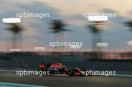 Daniel Ricciardo (AUS) Red Bull Racing RB11 sends sparks flying. 27.11.2015. Formula 1 World Championship, Rd 19, Abu Dhabi Grand Prix, Yas Marina Circuit, Abu Dhabi, Practice Day.