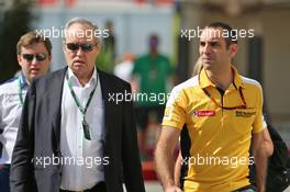 (L to R): Jerome Stoll (FRA) Renault Sport F1 President with Cyril Abiteboul (FRA) Renault Sport F1 Managing Director. 27.11.2015. Formula 1 World Championship, Rd 19, Abu Dhabi Grand Prix, Yas Marina Circuit, Abu Dhabi, Practice Day.