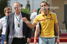 (L to R): Jerome Stoll (FRA) Renault Sport F1 President with Cyril Abiteboul (FRA) Renault Sport F1 Managing Director. 27.11.2015. Formula 1 World Championship, Rd 19, Abu Dhabi Grand Prix, Yas Marina Circuit, Abu Dhabi, Practice Day.