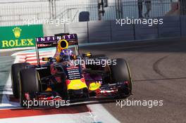 Daniel Ricciardo (AUS) Red Bull Racing RB11. 27.11.2015. Formula 1 World Championship, Rd 19, Abu Dhabi Grand Prix, Yas Marina Circuit, Abu Dhabi, Practice Day.