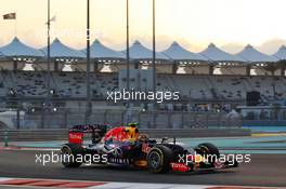 Daniil Kvyat (RUS) Red Bull Racing RB11. 27.11.2015. Formula 1 World Championship, Rd 19, Abu Dhabi Grand Prix, Yas Marina Circuit, Abu Dhabi, Practice Day.