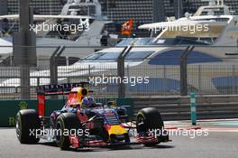 Daniel Ricciardo (AUS) Red Bull Racing RB11 running sensor equipment. 27.11.2015. Formula 1 World Championship, Rd 19, Abu Dhabi Grand Prix, Yas Marina Circuit, Abu Dhabi, Practice Day.