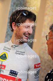 Romain Grosjean (FRA) Lotus F1 Team with Eddie Jordan (IRE) BBC Television Pundit. 27.11.2015. Formula 1 World Championship, Rd 19, Abu Dhabi Grand Prix, Yas Marina Circuit, Abu Dhabi, Practice Day.