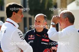 (L to R): Toto Wolff (GER) Mercedes AMG F1 Shareholder and Executive Director with Franz Tost (AUT) Scuderia Toro Rosso Team Principal. 27.11.2015. Formula 1 World Championship, Rd 19, Abu Dhabi Grand Prix, Yas Marina Circuit, Abu Dhabi, Practice Day.