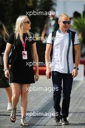 Valtteri Bottas (FIN) Williams with his girlfriend Emilia Pikkarainen (FIN). 27.11.2015. Formula 1 World Championship, Rd 19, Abu Dhabi Grand Prix, Yas Marina Circuit, Abu Dhabi, Practice Day.