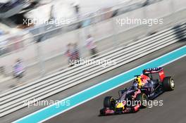 Daniel Ricciardo (AUS) Red Bull Racing RB11. 27.11.2015. Formula 1 World Championship, Rd 19, Abu Dhabi Grand Prix, Yas Marina Circuit, Abu Dhabi, Practice Day.