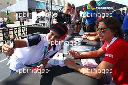 Roberto Merhi (ESP) Manor Marussia F1 Team signs autographs for the fans. 27.11.2015. Formula 1 World Championship, Rd 19, Abu Dhabi Grand Prix, Yas Marina Circuit, Abu Dhabi, Practice Day.