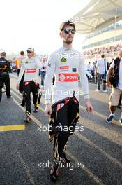 Romain Grosjean (FRA) Lotus F1 Team on the grid. 29.11.2015. Formula 1 World Championship, Rd 19, Abu Dhabi Grand Prix, Yas Marina Circuit, Abu Dhabi, Race Day.