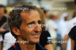 Alain Prost (FRA) on the grid. 29.11.2015. Formula 1 World Championship, Rd 19, Abu Dhabi Grand Prix, Yas Marina Circuit, Abu Dhabi, Race Day.