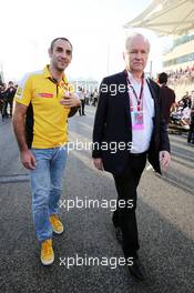 (L to R): Cyril Abiteboul (FRA) Renault Sport F1 Managing Director with Jerome Stoll (FRA) Renault Sport F1 President on the grid. 29.11.2015. Formula 1 World Championship, Rd 19, Abu Dhabi Grand Prix, Yas Marina Circuit, Abu Dhabi, Race Day.