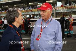 (L to R): Alain Prost (FRA) with Niki Lauda (AUT) Mercedes Non-Executive Chairman on the grid. 29.11.2015. Formula 1 World Championship, Rd 19, Abu Dhabi Grand Prix, Yas Marina Circuit, Abu Dhabi, Race Day.