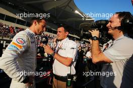 Jenson Button (GBR) McLaren with Will Buxton (GBR) NBC Sports Network TV Presenter on the grid. 29.11.2015. Formula 1 World Championship, Rd 19, Abu Dhabi Grand Prix, Yas Marina Circuit, Abu Dhabi, Race Day.