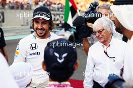 Fernando Alonso (ESP) McLaren with Bernie Ecclestone (GBR) on the grid. 29.11.2015. Formula 1 World Championship, Rd 19, Abu Dhabi Grand Prix, Yas Marina Circuit, Abu Dhabi, Race Day.