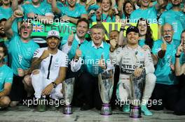 Race winner Nico Rosberg (GER) Mercedes AMG F1 celebrates with team mate Lewis Hamilton (GBR) Mercedes AMG F1 and the team. 29.11.2015. Formula 1 World Championship, Rd 19, Abu Dhabi Grand Prix, Yas Marina Circuit, Abu Dhabi, Race Day.