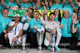 Race winner Nico Rosberg (GER) Mercedes AMG F1 celebrates with team mate Lewis Hamilton (GBR) Mercedes AMG F1 and the team. 29.11.2015. Formula 1 World Championship, Rd 19, Abu Dhabi Grand Prix, Yas Marina Circuit, Abu Dhabi, Race Day.