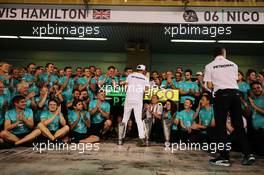 Lewis Hamilton (GBR) Mercedes AMG F1 celebrates with the team. 29.11.2015. Formula 1 World Championship, Rd 19, Abu Dhabi Grand Prix, Yas Marina Circuit, Abu Dhabi, Race Day.