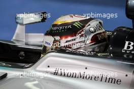 Lewis Hamilton (GBR) Mercedes AMG F1 W06 in parc ferme. 29.11.2015. Formula 1 World Championship, Rd 19, Abu Dhabi Grand Prix, Yas Marina Circuit, Abu Dhabi, Race Day.