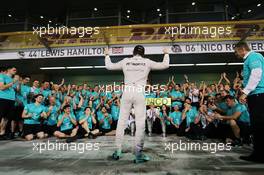 Race winner Nico Rosberg (GER) Mercedes AMG F1 celebrates with the team. 29.11.2015. Formula 1 World Championship, Rd 19, Abu Dhabi Grand Prix, Yas Marina Circuit, Abu Dhabi, Race Day.