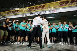 Nico Rosberg (GER) Mercedes AMG F1 celebrates with Toto Wolff (GER) Mercedes AMG F1 Shareholder and Executive Director and the team. 29.11.2015. Formula 1 World Championship, Rd 19, Abu Dhabi Grand Prix, Yas Marina Circuit, Abu Dhabi, Race Day.