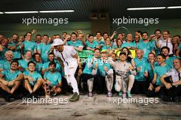 Race winner Nico Rosberg (GER) Mercedes AMG F1 celebrates with team mate Lewis Hamilton (GBR) Mercedes AMG F1 and the team. 29.11.2015. Formula 1 World Championship, Rd 19, Abu Dhabi Grand Prix, Yas Marina Circuit, Abu Dhabi, Race Day.