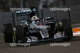 Lewis Hamilton (GBR) Mercedes AMG F1 W06. 29.11.2015. Formula 1 World Championship, Rd 19, Abu Dhabi Grand Prix, Yas Marina Circuit, Abu Dhabi, Race Day.