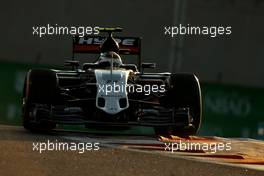 Sergio Perez (MEX), Sahara Force India  29.11.2015. Formula 1 World Championship, Rd 19, Abu Dhabi Grand Prix, Yas Marina Circuit, Abu Dhabi, Race Day.