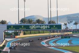 Nico Rosberg (GER) Mercedes AMG F1 W06 leads at the start of the race. 29.11.2015. Formula 1 World Championship, Rd 19, Abu Dhabi Grand Prix, Yas Marina Circuit, Abu Dhabi, Race Day.