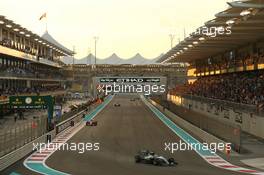 Lewis Hamilton (GBR) Mercedes AMG F1 W06. 29.11.2015. Formula 1 World Championship, Rd 19, Abu Dhabi Grand Prix, Yas Marina Circuit, Abu Dhabi, Race Day.