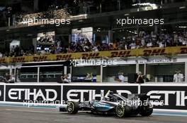 Race winner Nico Rosberg (GER) Mercedes AMG F1 W06 celebrates as he takes the chequered flag at the end of the race. 29.11.2015. Formula 1 World Championship, Rd 19, Abu Dhabi Grand Prix, Yas Marina Circuit, Abu Dhabi, Race Day.