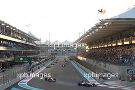 Lewis Hamilton (GBR) Mercedes AMG F1 W06 on the formation lap. 29.11.2015. Formula 1 World Championship, Rd 19, Abu Dhabi Grand Prix, Yas Marina Circuit, Abu Dhabi, Race Day.