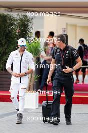 Lewis Hamilton (GBR) Mercedes AMG F1. 28.11.2015. Formula 1 World Championship, Rd 19, Abu Dhabi Grand Prix, Yas Marina Circuit, Abu Dhabi, Qualifying Day.