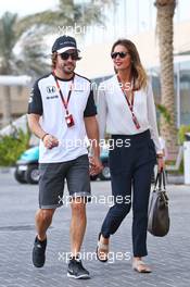 Fernando Alonso (ESP) McLaren with his girlfriend Lara Alvarez (ESP). 28.11.2015. Formula 1 World Championship, Rd 19, Abu Dhabi Grand Prix, Yas Marina Circuit, Abu Dhabi, Qualifying Day.