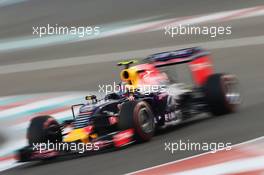 Daniil Kvyat (RUS) Red Bull Racing RB11. 28.11.2015. Formula 1 World Championship, Rd 19, Abu Dhabi Grand Prix, Yas Marina Circuit, Abu Dhabi, Qualifying Day.