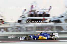 Felipe Nasr (BRA) Sauber C34. 28.11.2015. Formula 1 World Championship, Rd 19, Abu Dhabi Grand Prix, Yas Marina Circuit, Abu Dhabi, Qualifying Day.