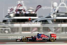 Max Verstappen (NLD) Scuderia Toro Rosso STR10. 28.11.2015. Formula 1 World Championship, Rd 19, Abu Dhabi Grand Prix, Yas Marina Circuit, Abu Dhabi, Qualifying Day.