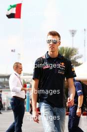 Daniil Kvyat (RUS) Red Bull Racing. 28.11.2015. Formula 1 World Championship, Rd 19, Abu Dhabi Grand Prix, Yas Marina Circuit, Abu Dhabi, Qualifying Day.