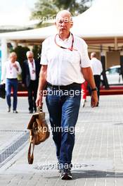 Dr Helmut Marko (AUT) Red Bull Motorsport Consultant. 28.11.2015. Formula 1 World Championship, Rd 19, Abu Dhabi Grand Prix, Yas Marina Circuit, Abu Dhabi, Qualifying Day.