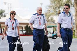 (L to R): Claire Williams (GBR) Williams Deputy Team Principal with Edward Charlton (GBR) Williams Non-Executive Director. 28.11.2015. Formula 1 World Championship, Rd 19, Abu Dhabi Grand Prix, Yas Marina Circuit, Abu Dhabi, Qualifying Day.