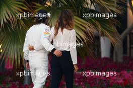 Fernando Alonso (ESP) McLaren with his girlfriend Lara Alvarez (ESP). 28.11.2015. Formula 1 World Championship, Rd 19, Abu Dhabi Grand Prix, Yas Marina Circuit, Abu Dhabi, Qualifying Day.