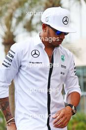 Lewis Hamilton (GBR) Mercedes AMG F1. 28.11.2015. Formula 1 World Championship, Rd 19, Abu Dhabi Grand Prix, Yas Marina Circuit, Abu Dhabi, Qualifying Day.